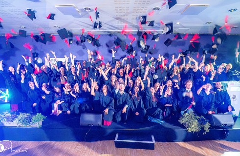 Les diplômés jettent leur chapeau en l'air en guise de célébration