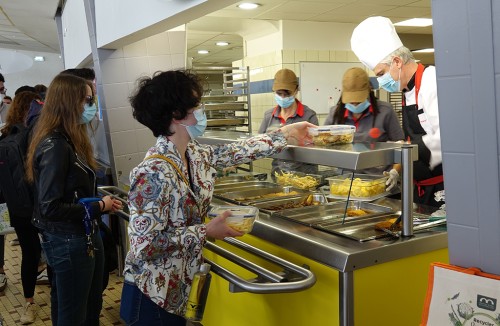 Distribution de bocaux alimentaires aux étudiants