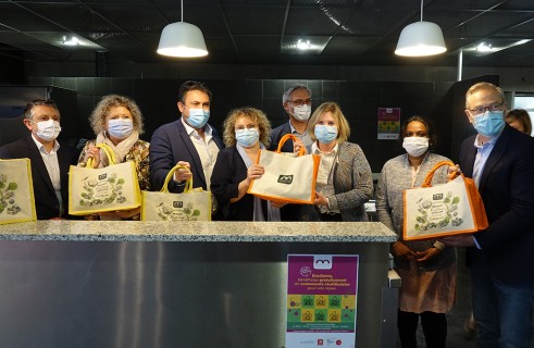 Distribution de bocaux alimentaires aux étudiants