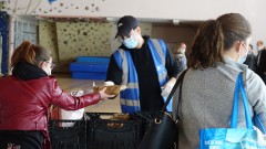 distribution-sacs-solidaires-colis-alimentaires-07.jpg