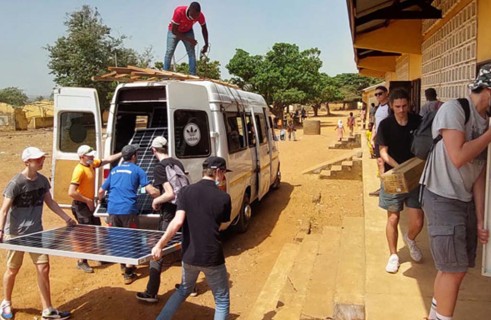Installation de panneaux solaires au Togo