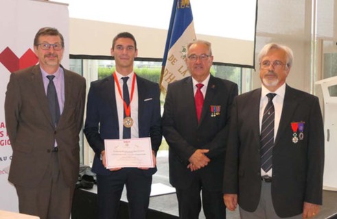 Prix d'excellence des apprentis décerné à un étudiant de master risques et environnement